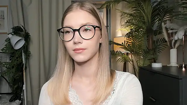 Snapshot of ChinBonnell chatting on 10-24-25, 05:48 ChinBonnell online show from 10-24-25, 05:48