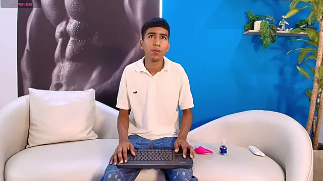 Snapshot of ender_h0t chatting on 09-09-25, 01:43 ender h0t online show from 09-09-25, 01:43