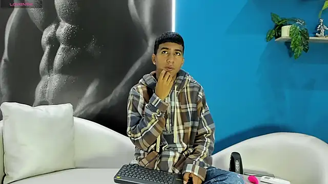 Snapshot of ender_h0t chatting on 10-10-25, 01:43 ender h0t online show from 10-10-25, 01:43