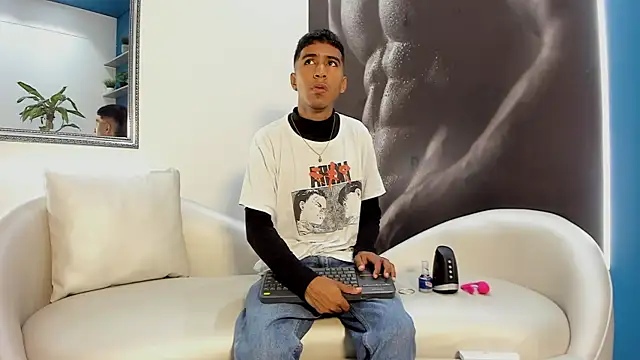 Snapshot of ender_h0t chatting on 11-25-25, 02:50 ender h0t online show from 11-25-25, 02:50