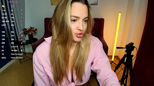Snapshot of Emma__Ross chatting on 06-28-26, 02:17 Emma Ross online show from 06-28-26, 02:17