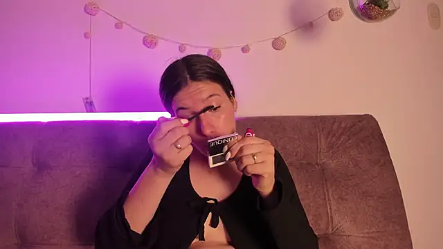 katalella brown1 online show from 09-30-25, 12:21