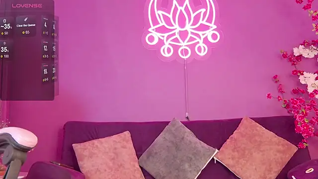 Maylu Fox online show from 10-20-25, 12:27