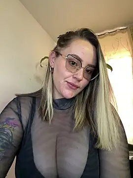 Snapshot of CurvyLust_x chatting on 04-16-26, 01:12 CurvyLust x online show from 04-16-26, 01:12