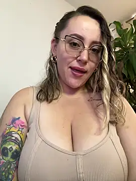Snapshot of CurvyLust_x chatting on 04-17-26, 01:25 CurvyLust x online show from 04-17-26, 01:25