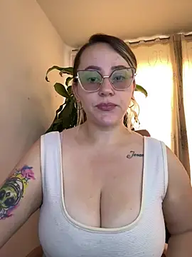 Snapshot of CurvyLust_x chatting on 04-20-26, 01:47 CurvyLust x online show from 04-20-26, 01:47