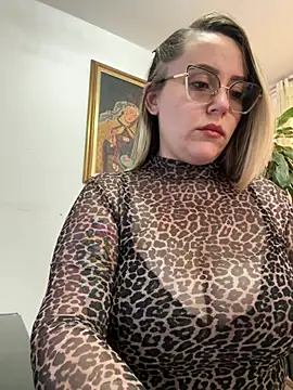 Snapshot of CurvyLust_x chatting on 05-06-26, 02:33 CurvyLust x online show from 05-06-26, 02:33