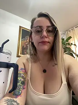 Snapshot of CurvyLust_x chatting on 05-11-26, 02:12 CurvyLust x online show from 05-11-26, 02:12