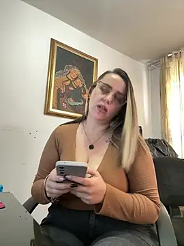 Snapshot of CurvyLust_x chatting on 05-12-26, 03:31 CurvyLust x online show from 05-12-26, 03:31