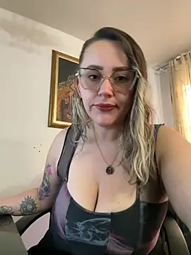 Snapshot of CurvyLust_x chatting on 05-13-26, 01:19 CurvyLust x online show from 05-13-26, 01:19