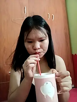 Snapshot of emyeuhss chatting on 10-19-25, 01:34 emyeuhss online show from 10-19-25, 01:34