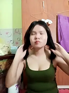 Snapshot of emyeuhss chatting on 10-21-25, 01:56 emyeuhss online show from 10-21-25, 01:56