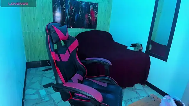 Snapshot of alison_moon7 chatting on 10-04-25, 12:03 alison moon7 online show from 10-04-25, 12:03