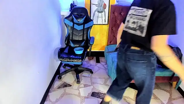 Snapshot of alison_moon7 chatting on 11-15-25, 11:40 alison moon7 online show from 11-15-25, 11:40