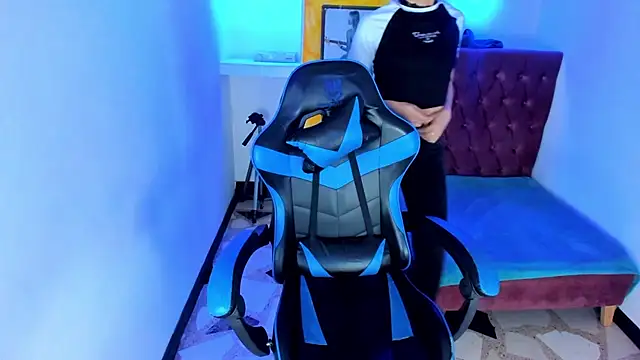 Snapshot of alison_moon7 chatting on 11-18-25, 12:20 alison moon7 online show from 11-18-25, 12:20