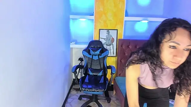 Snapshot of alison_moon7 chatting on 11-21-25, 12:37 alison moon7 online show from 11-21-25, 12:37