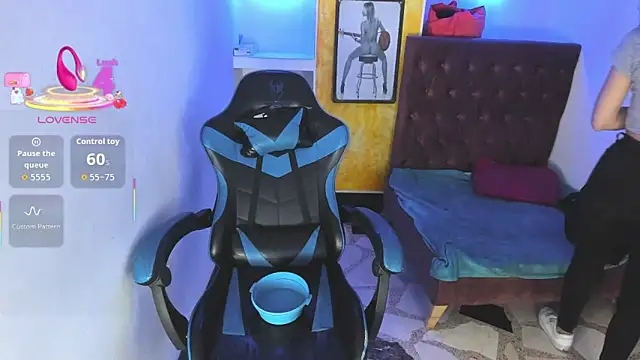 Snapshot of alison_moon7 chatting on 11-24-25, 12:27 alison moon7 online show from 11-24-25, 12:27