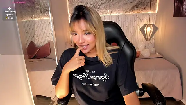 Snapshot of Emilly_mell chatting on 10-17-25, 11:57 Emilly mell online show from 10-17-25, 11:57