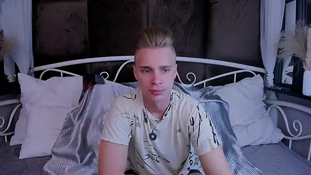 Snapshot of LawrenceMiles chatting on 09-16-25, 11:00 LawrenceMiles online show from 09-16-25, 11:00