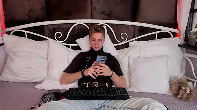 Snapshot of LawrenceMiles chatting on 10-11-25, 10:47 LawrenceMiles online show from 10-11-25, 10:47