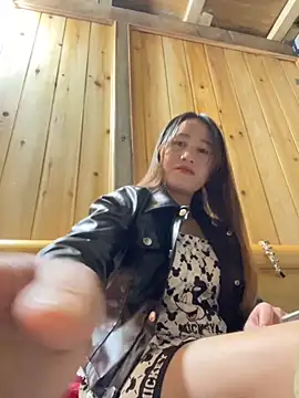 Snapshot of phungtiti chatting on 11-13-25, 02:10 phungtiti online show from 11-13-25, 02:10