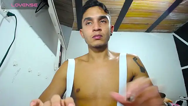 Snapshot of Angel_latinboy chatting on 03-04-25, 09:11 Angel latinboy online show from 03-04-25, 09:11