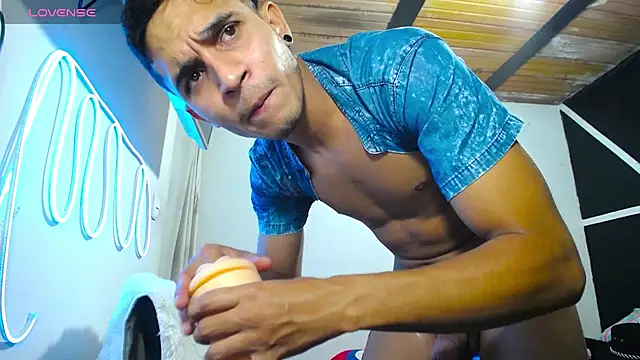 Snapshot of Angel_latinboy chatting on 03-07-25, 02:04 Angel latinboy online show from 03-07-25, 02:04