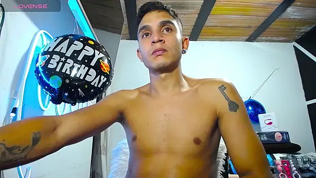 Snapshot of Angel_latinboy chatting on 03-18-25, 01:43 Angel latinboy online show from 03-18-25, 01:43