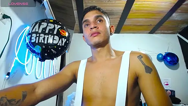 Snapshot of Angel_latinboy chatting on 03-21-25, 02:18 Angel latinboy online show from 03-21-25, 02:18