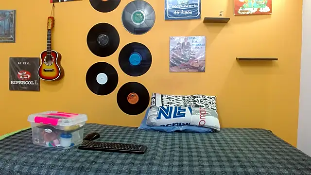 skinnyverus18 online show from 10-22-25, 06:51