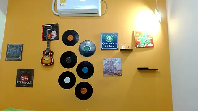 skinnyverus18 online show from 10-31-25, 07:04