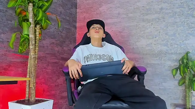 Snapshot of ArthurCox chatting on 09-20-25, 05:36 ArthurCox online show from 09-20-25, 05:36