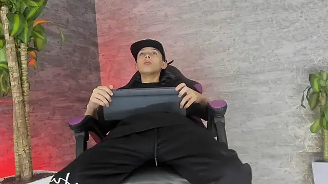 Snapshot of ArthurCox chatting on 09-21-25, 05:36 ArthurCox online show from 09-21-25, 05:36