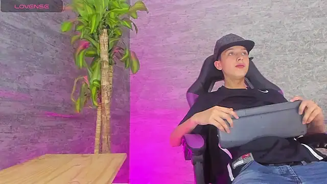 Snapshot of ArthurCox chatting on 09-23-25, 05:38 ArthurCox online show from 09-23-25, 05:38