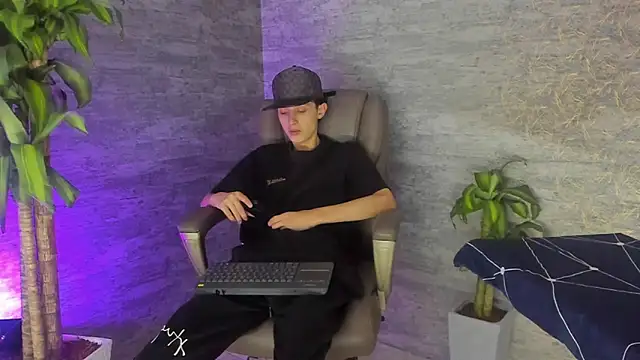 Snapshot of ArthurCox chatting on 10-07-25, 05:21 ArthurCox online show from 10-07-25, 05:21