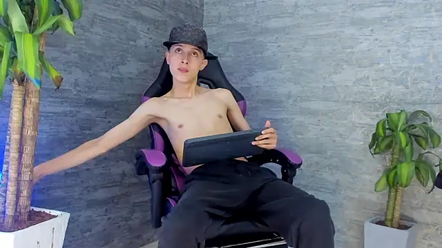 Snapshot of ArthurCox chatting on 10-13-25, 05:35 ArthurCox online show from 10-13-25, 05:35