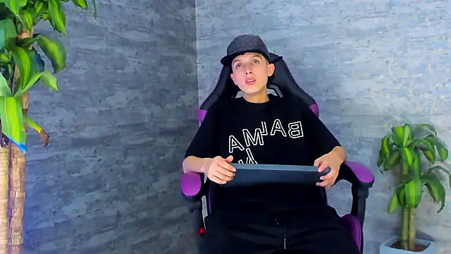 Snapshot of ArthurCox chatting on 10-15-25, 05:24 ArthurCox online show from 10-15-25, 05:24