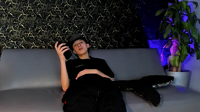 Snapshot of ArthurCox chatting on 10-18-25, 05:35 ArthurCox online show from 10-18-25, 05:35