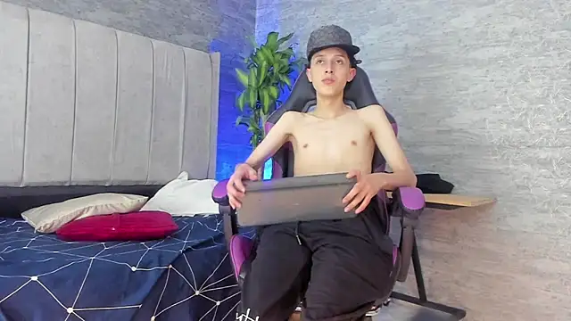 Snapshot of ArthurCox chatting on 10-19-25, 05:24 ArthurCox online show from 10-19-25, 05:24