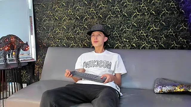 Snapshot of ArthurCox chatting on 10-20-25, 05:57 ArthurCox online show from 10-20-25, 05:57