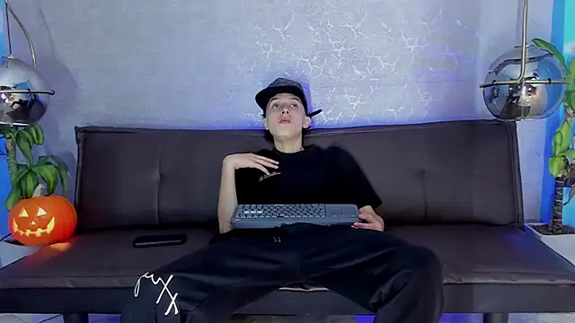 Snapshot of ArthurCox chatting on 10-28-25, 05:37 ArthurCox online show from 10-28-25, 05:37