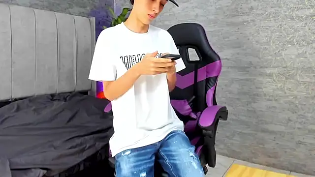 Snapshot of ArthurCox chatting on 10-30-25, 05:24 ArthurCox online show from 10-30-25, 05:24