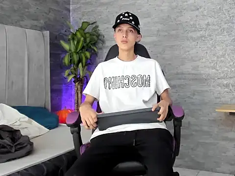 Snapshot of ArthurCox chatting on 11-04-25, 05:34 ArthurCox online show from 11-04-25, 05:34