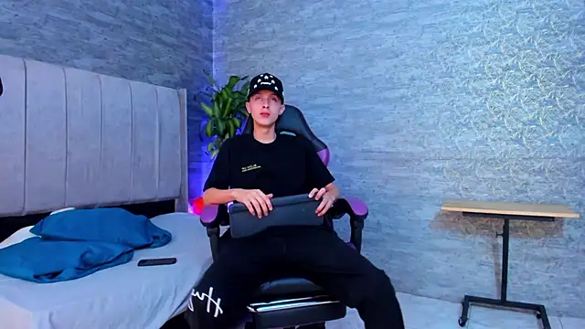 Snapshot of ArthurCox chatting on 11-05-25, 05:35 ArthurCox online show from 11-05-25, 05:35