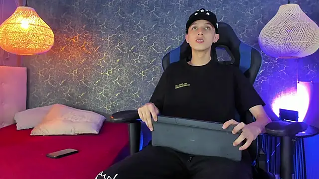 Snapshot of ArthurCox chatting on 11-13-25, 05:34 ArthurCox online show from 11-13-25, 05:34