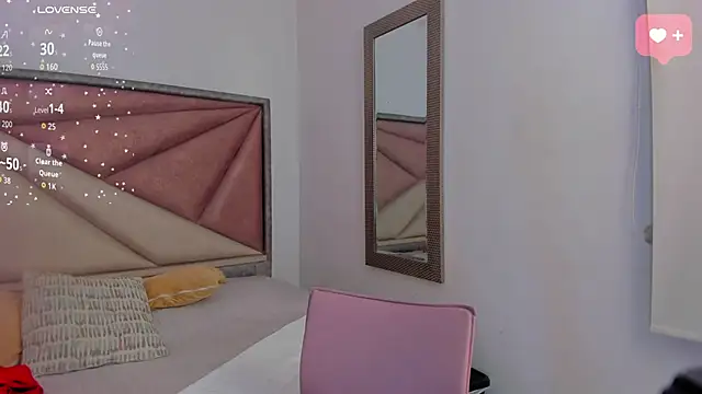 Snapshot of SaraWagner_ chatting on 06-19-26, 12:37 SaraWagner online show from 06-19-26, 12:37