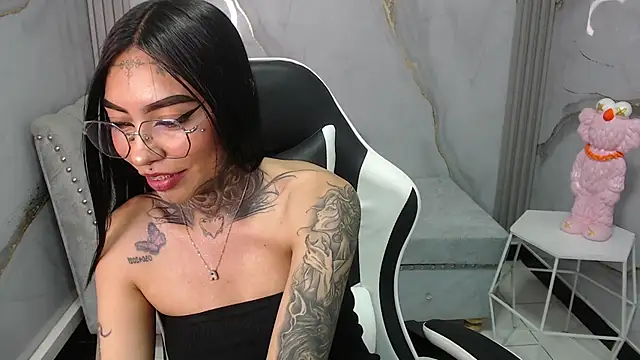 Snapshot of Ashley_Blum_v chatting on 10-01-25, 08:04 Ashley Blum v online show from 10-01-25, 08:04