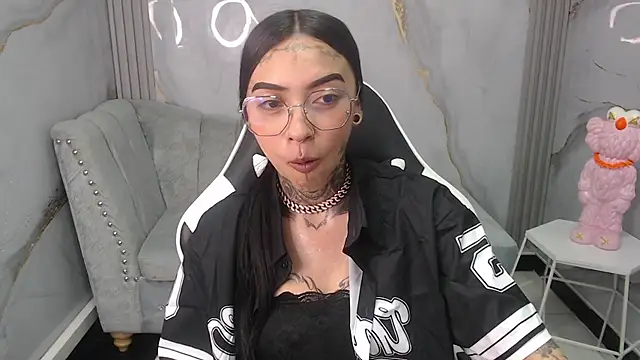 Snapshot of Ashley_Blum_v chatting on 10-17-25, 08:00 Ashley Blum v online show from 10-17-25, 08:00