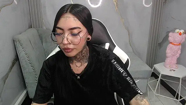 Snapshot of Ashley_Blum_v chatting on 11-28-25, 08:11 Ashley Blum v online show from 11-28-25, 08:11