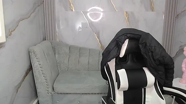 Snapshot of Ashley_Blum_v chatting on 12-13-25, 08:14 Ashley Blum v online show from 12-13-25, 08:14